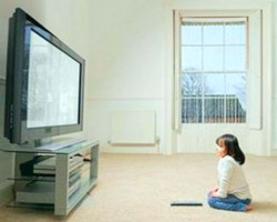 Ребенок смотрит телевизор